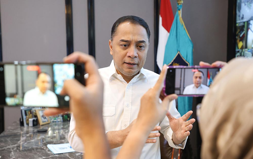Wali Kota Surabaya Eri Cahyadi saat berada di ruang kerjanya. Foto: Hms