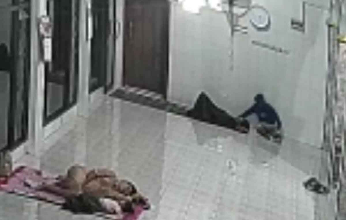 Rekaman CCTV pencurian yang menimpa korban banjir di Kecamatan Blega, Bangkalan.