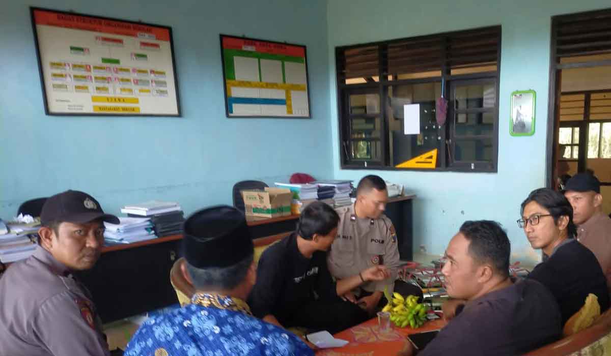 Petugas saat mendatangi SDN Pasanggar 1, Pamekasan.
