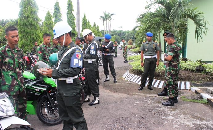 Pemeriksaaan kelengkapan berkendara anggota TNI yang dipimpin diawasi langsung oleh Dansubdenpom V/4-1 Sidoarjo, Lettu CPM A Nasution di halaman Kivkav 3 , kemarin. foto: khumaidi/BangsaOnline