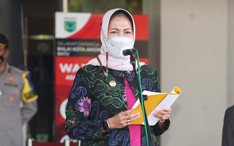 Wali Kota Batu, Hj Dewanti Rumpoko saat memimpin Apel Kesiapan Pengamanan Larangan Mudik Hari Raya Idul Fitri 1442 H di halaman lobi Balai Kota Among Tani, Senin (26/04).