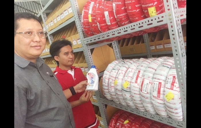 Part Division Head PT MPM Hari Subagyo saat menunjukkan beberapa sparepart yang dijual di gerai MEPS Kediri. Foto: ARIF K/BANGSAONLINE