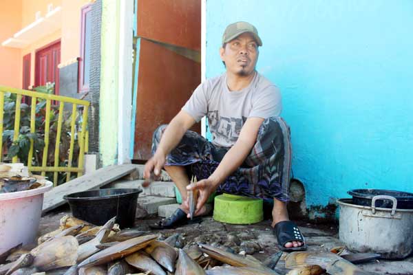 ?Satu pekerja sedang mengupas terung. foto: luckman hakim/BANGSAONLINE