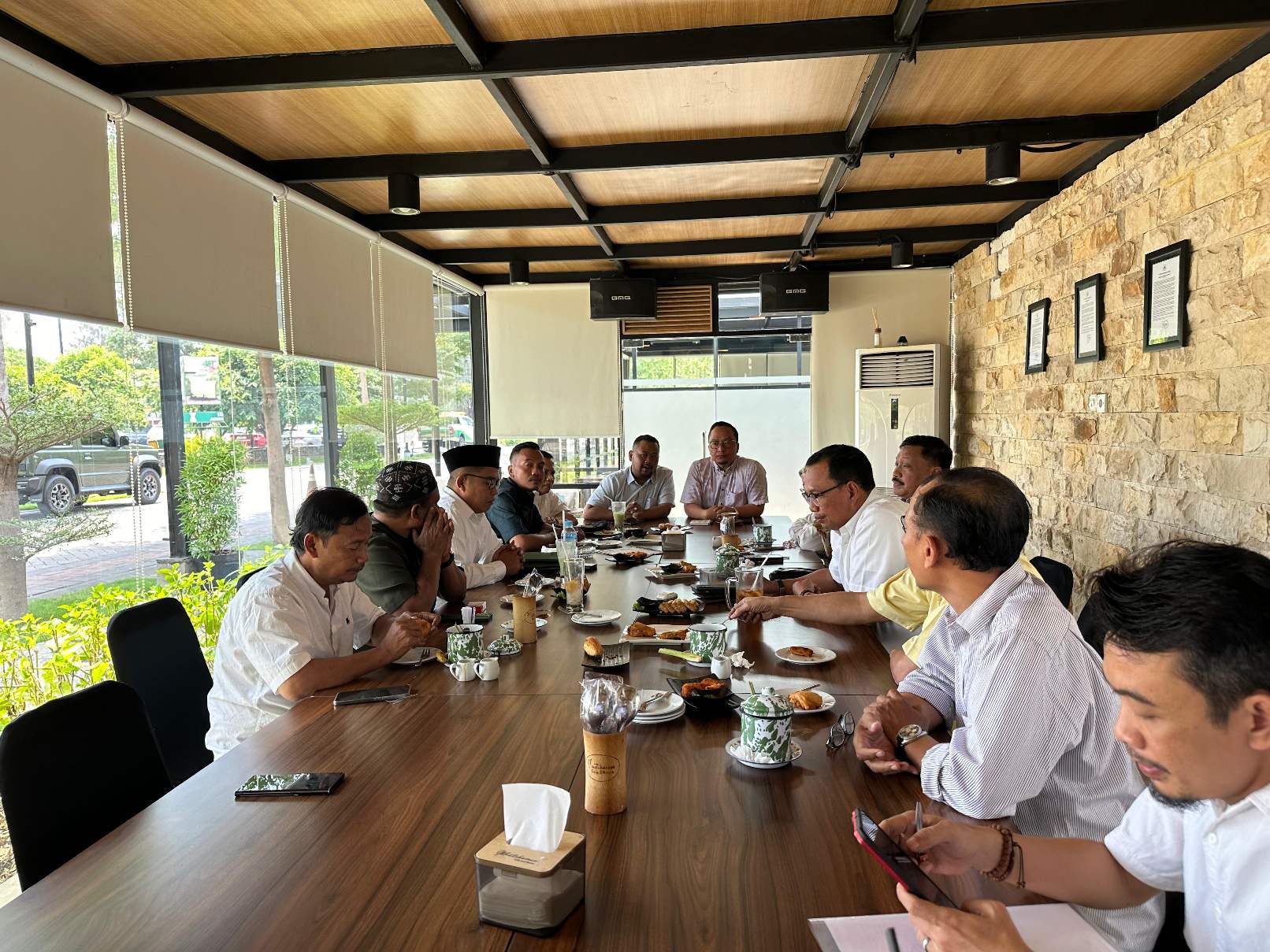 Pasangan Yani-Alif saat rapat pembentukan tim pemenangan. Foto: Ist.