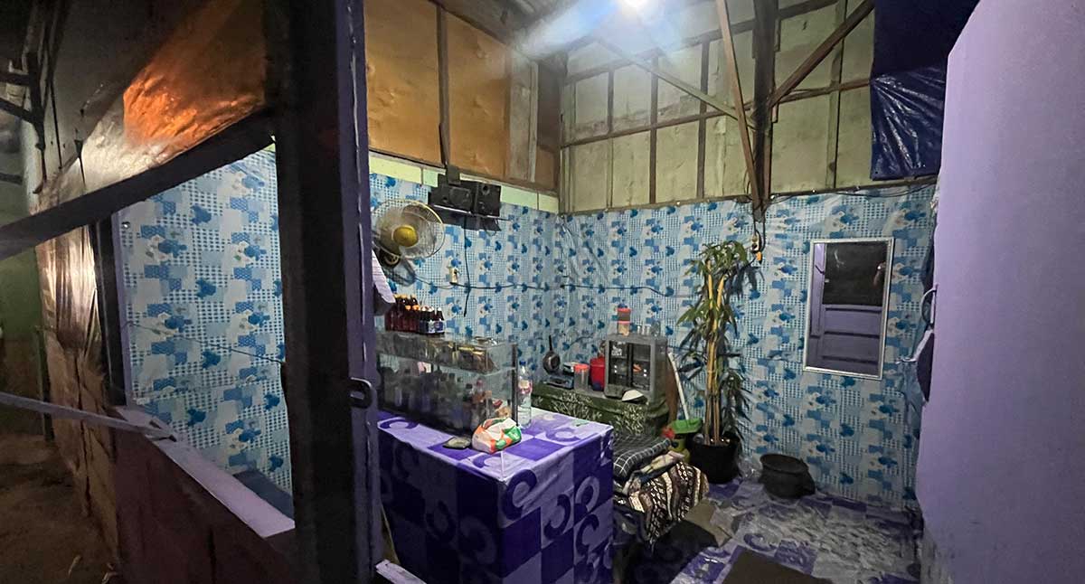 Salah satu warung milik korban yang kerap dipalak polisi gadungan di Kecamatan Duduksampeyan, Gresik. Foto: Ist