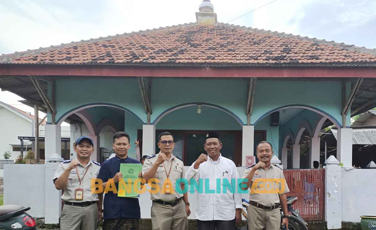 Penyerahan sertifikat tanah wakaf bagi rumah ibadah di Kecamatan Paiton, Kabupaten Probolinggo. Foto: ANDI SIRAJUDIN/BANGSAONLINE
