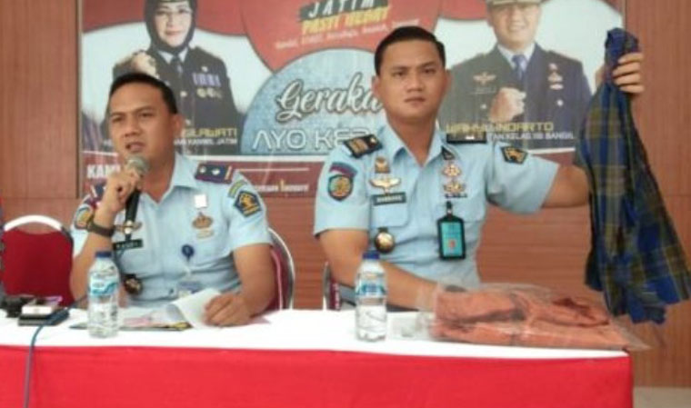 Kepala Rutan Bangil Indarto saat memperlihatkan baju Saipul Hadi yang tertinggal di kamar rutan.