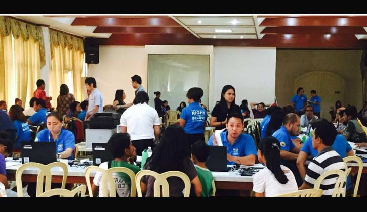 Warga keturunan Indonesia saat registrasi menjadi WNI, di House of Indonesia, KJRI Davao City, Filipina, Jumat (19/2) lalu. foto istimewa