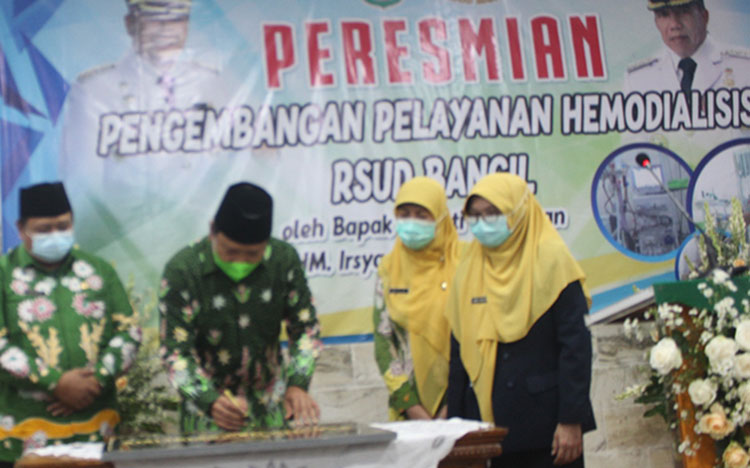Penandatanganan prasasti unit layanan hemodialisis RSUD Bangil.
