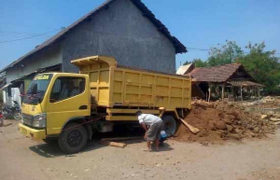 TRUK MAUT: Dumptruk yang menyebabkan pemiliknya sendiri meninggal di lokasi kejadian. foto: gunadhi/BANGSAONLINE