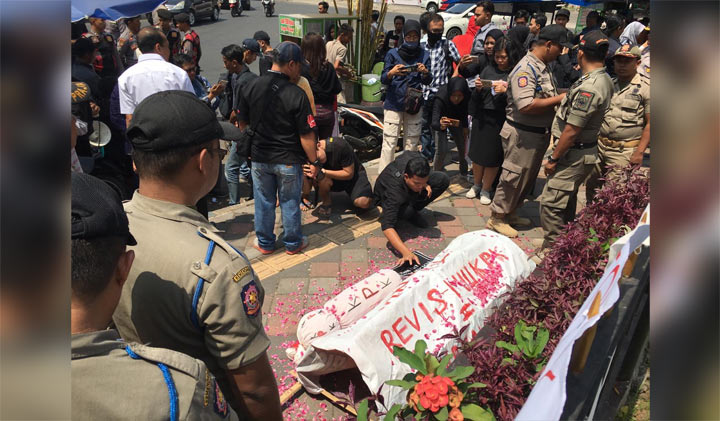 Puluhan kelompok masyarakat yang menamakan dirinya Solidaritas Koalisi Anti Korupsi (SKAK) Jember melakukan aksi unjuk rasa. Mereka menolak revisi Undang-Undang KPK.