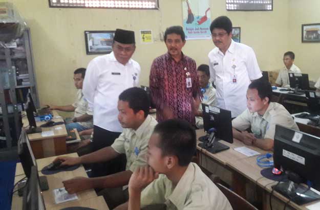 Kadispendik Jatim Saiful Rachman didampingi Kadispendik Gresik Mahin dan Kepsek SMKN 1 Gresik Arif Susanto saat sidak UNBK di SMKN 1. foto: SYUHUD/ BANGSAONLINE