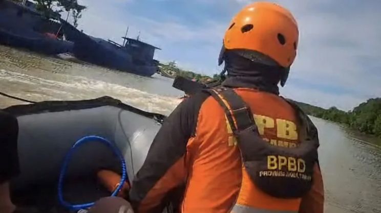Tim SAR gabungan melanjutkan pencarian nelayan yang hilang di perairan Pulau Mandangin Sampang