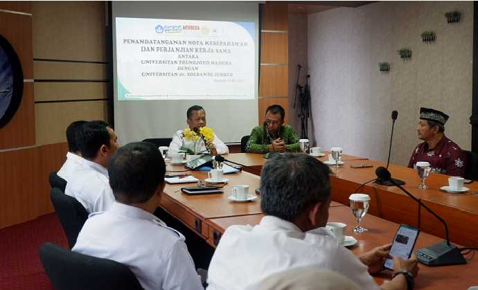 Dr. Safi, S.H., M.H., Rektor UTM saat menerima rombongan dari Universitas Dr. Soebandi, di Lt. 5 Gedung Rektorat Universitas Trunojoyo Madura.