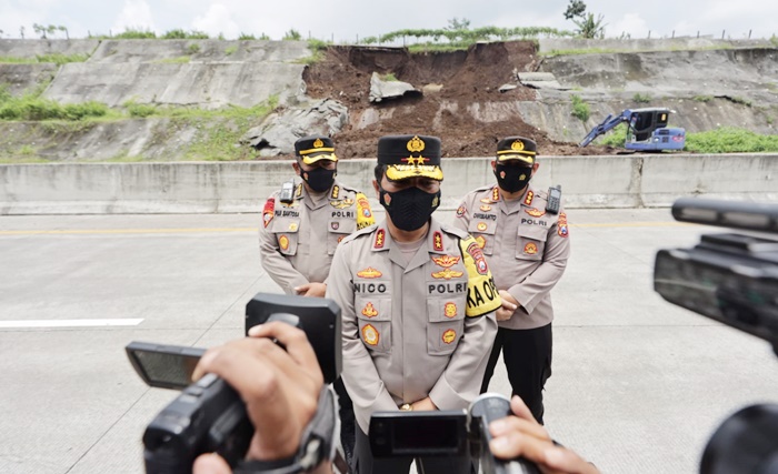 Kapolda Jatim saat mengecek langsung tol longsor di Pandaan. foto: MOCH ANDY FACHRUDIN/BANGSAONLINE
