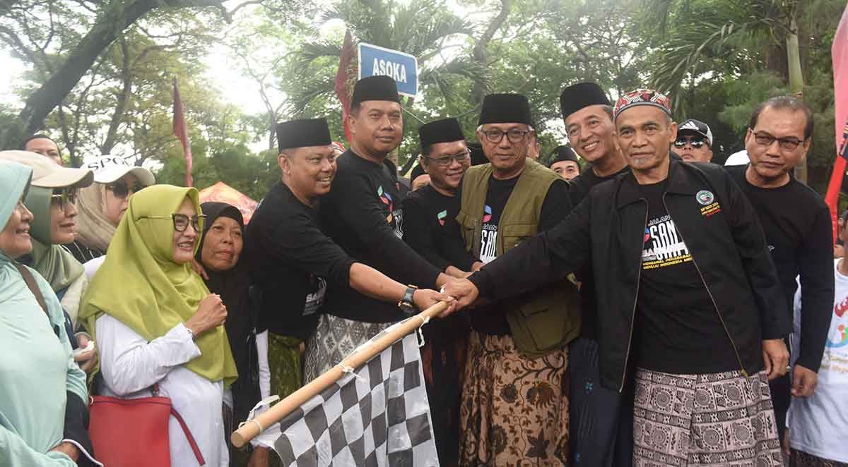 Wakil Wali Kota Kediri, Qowimuddin Thoha (pakai rompi), saat melepas keberangkatan Jalan Sehat Santri dalam rangka memperingati Hari Santri 2025. Foto: Ist