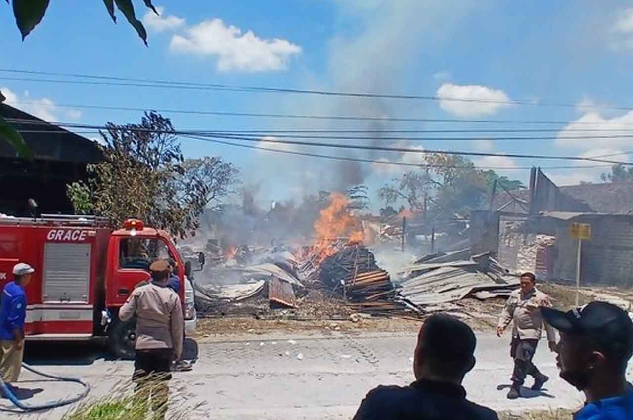Kebakaran tiga gudang dan satu unit mobil di Gresik, diduga akibat pembakaran sampah. Foto: Ist.