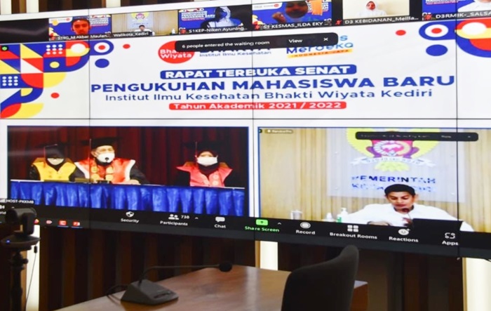 Wali Kota Kediri Abdullah Abu Bakar saat menjadi narasumber di acara Pengenalan Kehidupan Kampus bagi Mahasiswa Baru (PKKMB) IIK Bhakti Wiyata. foto: ist.