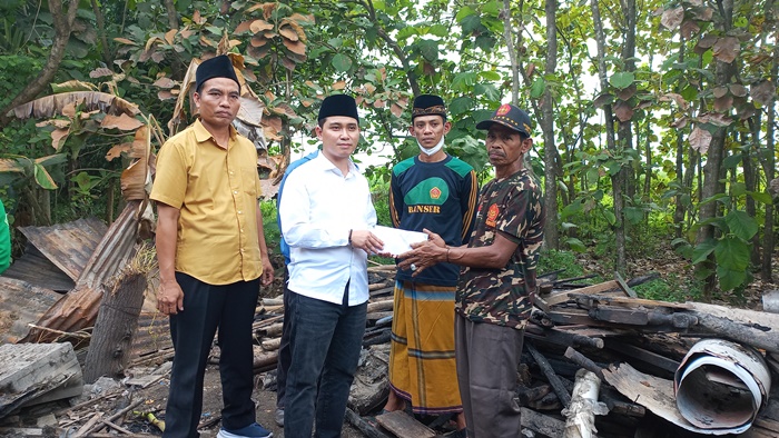 Wabup Mojokerto Gus Barra memberikan bantuan pribadi langsung kepada korban kebakaran rumah.
