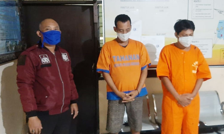 Kedua pelaku diamankan di Mapolsek Gedangan, Kabupaten Sidoarjo.