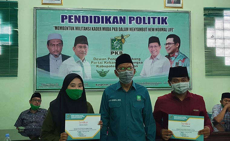 KH. Ir. Mondir Rofii saat memberikan sertifikat kepada peserta pelatihan pendidikan politik di DPC PKB Bangkalan.