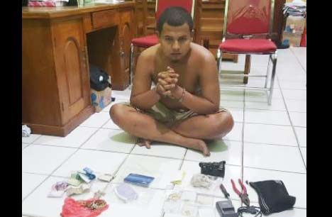 Pelaku pencurian dan beberapa barang bukti saat diperiksa di Mapolres Tuban. (foto: suwandi/BANGSAONLINE)