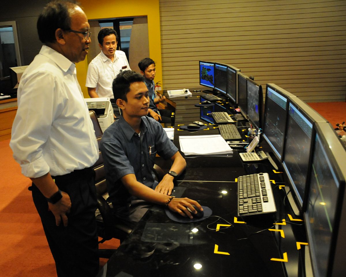 GM PT PLN (persero) Distribusi Jatim saat sidak di APD Embong Wungu Surabaya. foto : nisa/bangsaonline