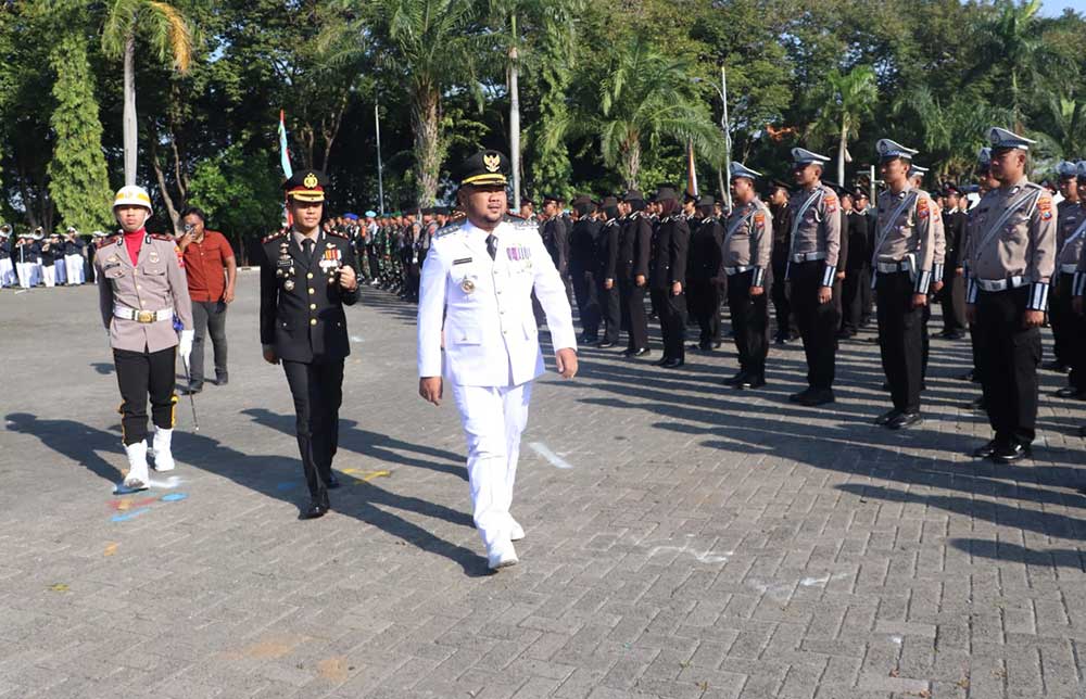 Bupati Gresik Fandi Akhmad Yani didampingi Kapolres AKBP Rovan Richard Mahenu melakukan inspeksi pasukan saat upacara peringatan HUT ke-79 Bhayangkara. Foto: Ist.