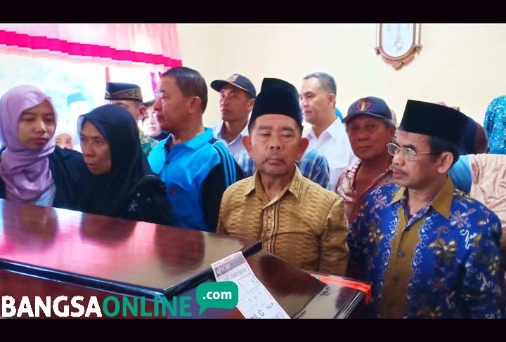 Keluarga menyambut peti jenazah Tri Haska Hafidzi di rumah duka. foto: AKINA/ BANGSAONLINE