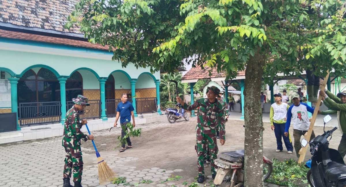 Satgas TMMD ke-127 di Kabupaten Kediri saat melaksanakan pengecatan dan bersih-bersih Masjid Baitul Huda. Foto: Ist