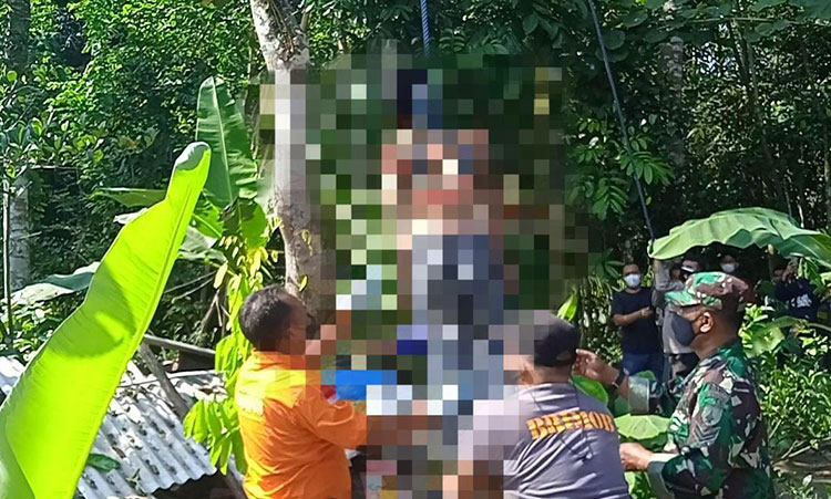 ZA (38), sang suami ditemukan gantung diri di atas pohon rambutan setinggi lima meter di halaman belakang rumah. (foto: ist)
