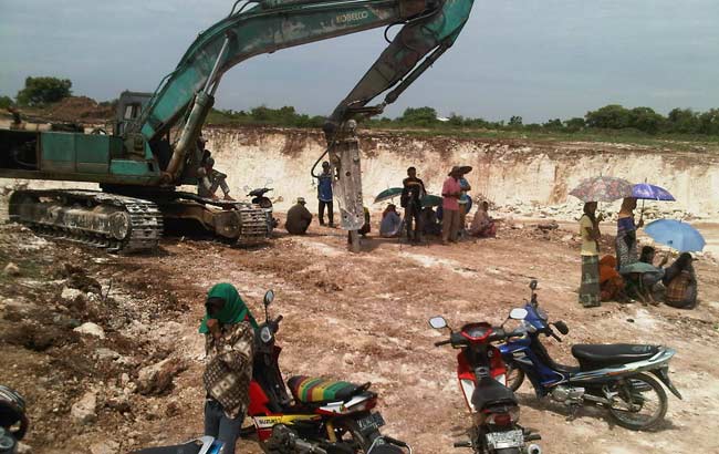 Aktivitas salah satu galian tambang di Gresik. foto: syuhud/ BANGSAONLINE