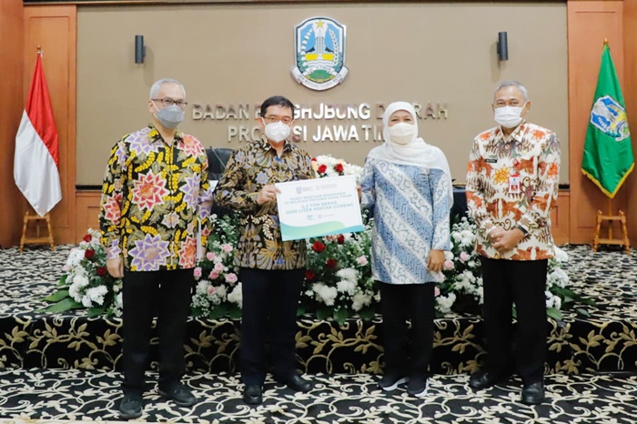 PT. PII (Penjaminan & Infrastruktur Indonesia) menyerahkan bantuan secara simbolis kepada Gubernur Jatim, Khofifah Indar Parawansa. foto: istimewa