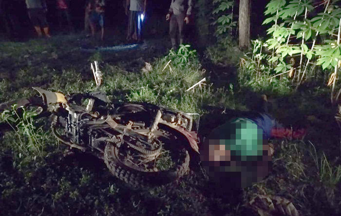 Korban tergeletak di samping motornya.