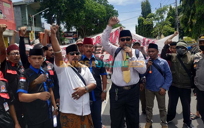 Suasana demo yang dilakukan GKS Basra dan GP Sakera di Mapolres Situbondo. Foto: SYAIFUL BAHRI/BANGSAONLINE