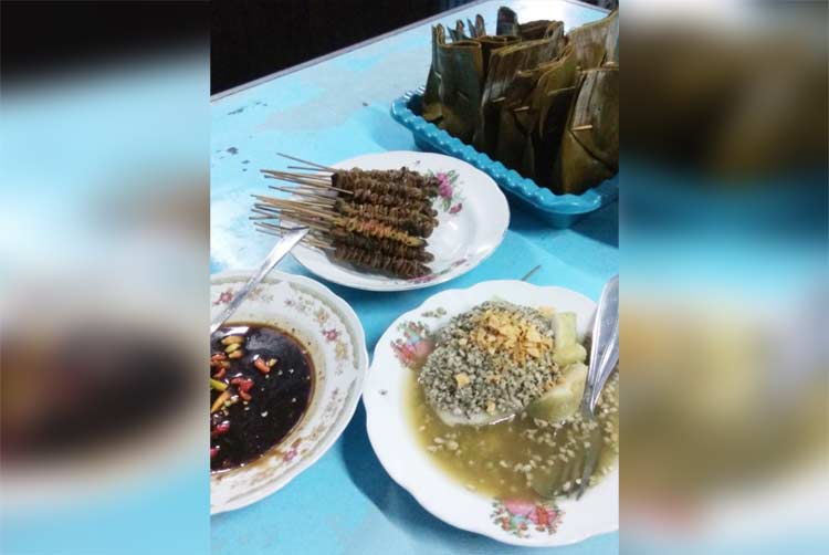 Lontong Kupang, salah satu kuliner khas di Pasuruan.
