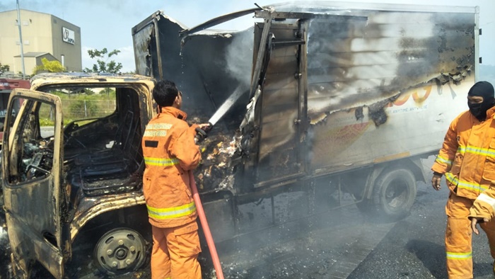 Kondisi truk boks usai dipadamkan petugas Damkar. foto: SYUHUD/ BANGSAONLINE