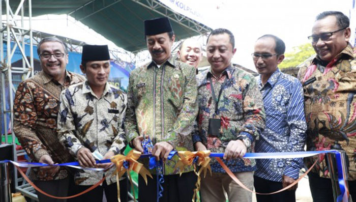 Wakil Bupati Pamekasan, RB Fattah Jasin, saat meresmikan elektronik retribusi pasar atau E-RPAS. 