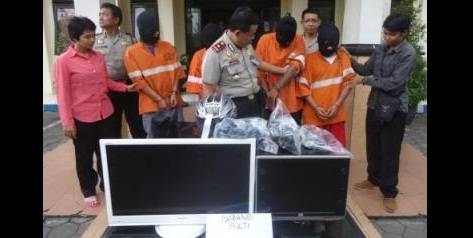 Komplotan maling siang bolong dan barang bukti yang berhasil diamankan. (Robert/BANGSAONLINE)
