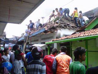 warga gotong royong berusaha memadamkan api. foto:rusmiyanto/BangsaOnline