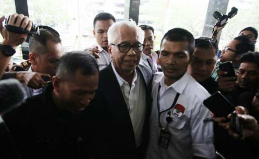 Pengacara Otto Cornelis Kaligis alias OC Kaligis dikawal tim penyidik tiba di Gedung KPK, Jakarta, Selasa (14/7). (foto: merdeka)