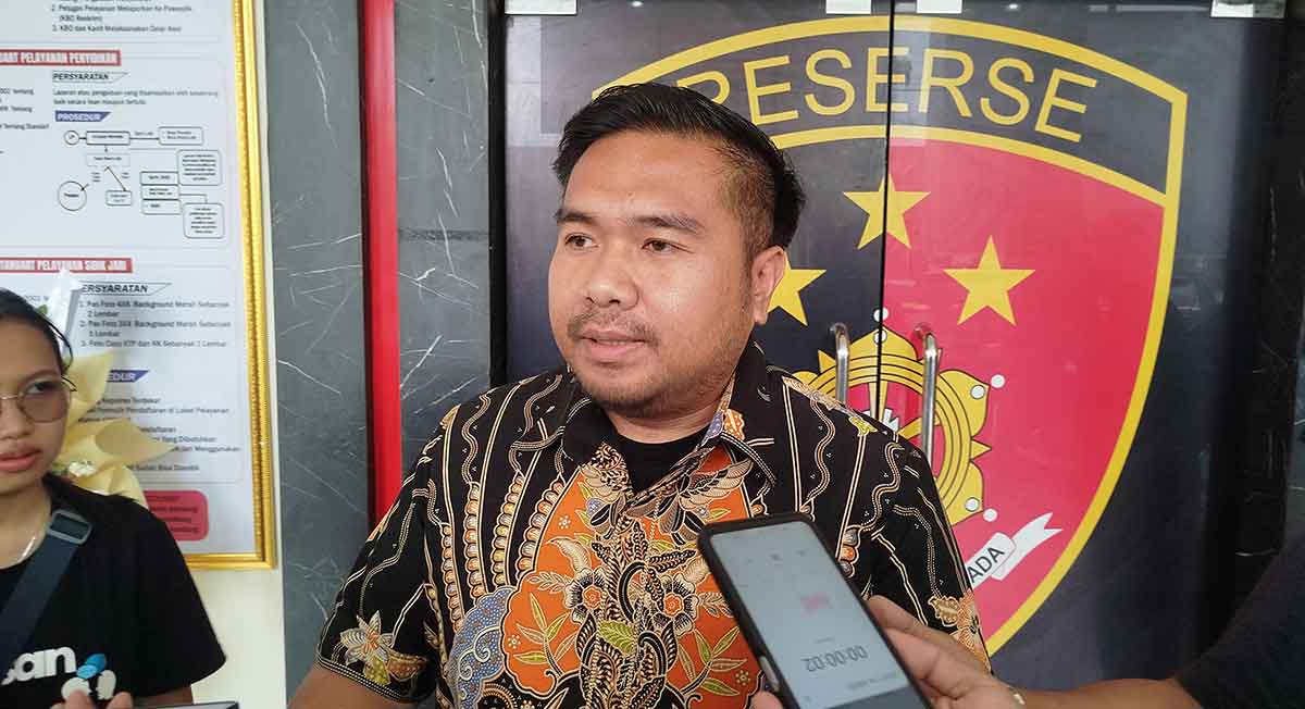 Kasatreskrim Polres Jombang, AKP Dimas Robin Alexander, saat memberi keterangan ke awak media terkait penemuan mayat seorang wanita di wilayah hukumnya.