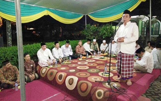 SIRAMAN ROHANI: KH Prof Dr Ali Maschan Moesa menyampaikan tausiyah kala Haul Satu Tahun KH Abdy Manaf, di Desa Kloposepuluh Sukodono, Minggu (26/6). foto: MUSTAIN/ BANGSAONLINE