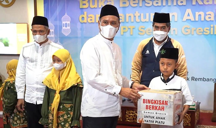 Direktur Utama PT Semen Gresik, Subhan (tengah), saat menyerahkan bingkisan berkah kepada anak yatim piatu di Rembang, Jawa Tengah. Foto: Ist