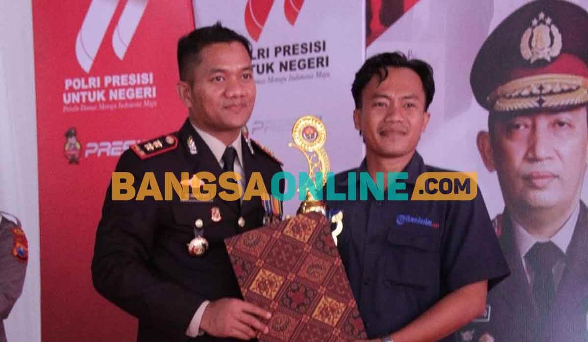 Hari Bhayangkara Ke-77, Wartawan Di Sampang Ini Menangkan Lomba Artikel ...