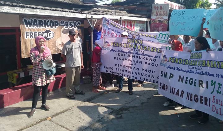 Para wali murid saat menggelar aksi damai di depan Kantor Dispendik Kota Surabaya.