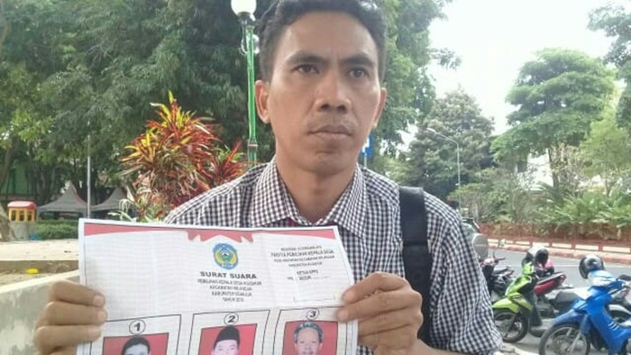 Imam Gozali saat menunjukkan surat suara yang dianggap sebagai bukti. foto: BAMBANG/ BANGSAONLINE