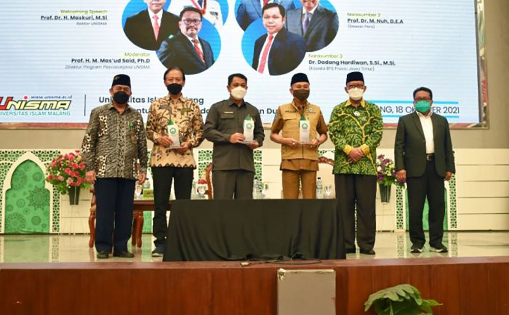 Para pembicara dalam seminar Menuju Smart Province di Unisma Malang, Senin (18/10/2021) sore. foto: bangsaonline.com