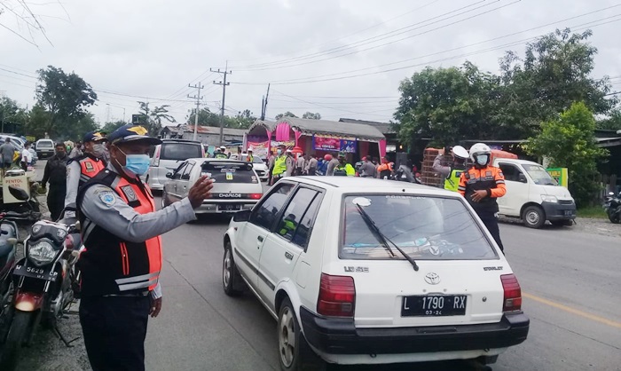 Hari Terakhir Penyekatan di Simpang Empat Bypass Krian, Arus Masuk dan Keluar Diperiksa Semua