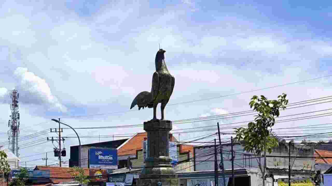 Gambar monumen ayam jago yang berdiri kokoh